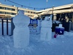 Talvi 2018 oli luminen ja lumiukot nauttivat auringosta torin kupeessa Jämsässä
